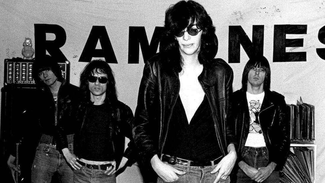 Joey Ramone: O άνθρωπος που άλλαξε την υπόγεια μοίρα του punk