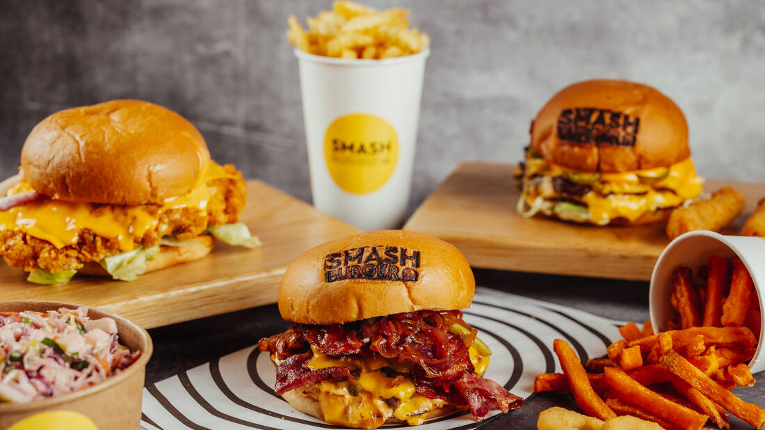 Smash Burger: ο Τάσος Αντωνίου υπογράφει το νέο hot speakeasy burger spot της πόλης