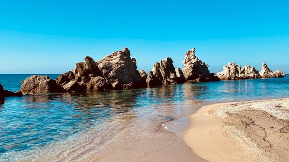 Αρτολίθια: Μία παραλία βγαλμένη από το εξωτερικό
