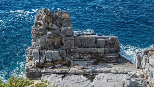Η πιο άγρια παραλία στην Ελλάδα είναι ένα σημείο για επικές βουτιές