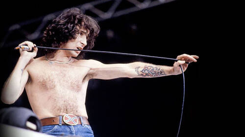 Bon Scott: Η γνήσια καρδιά των AC/DC μας έμαθε να αγαπάμε το γρέζι