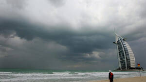 To Dubai έφτιαξε τη δική του βροχή για να καταπολεμήσει τις υψηλές θερμοκρασίες