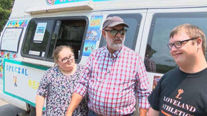 Πατέρας αγοράζει ice cream truck στα παιδιά του που έχουν Σύνδρομο Down