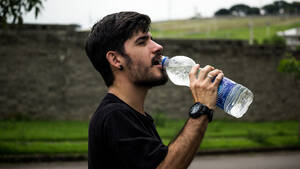 Νερό: Γιατί το καλοκαίρι πρέπει να πίνεις όσο μπορείς περισσότερο