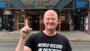 Αυτός ο Βρετανός έσπασε το ρεκόρ Guinness όταν επισκέφτηκε 51 pubs σε 24 ώρες