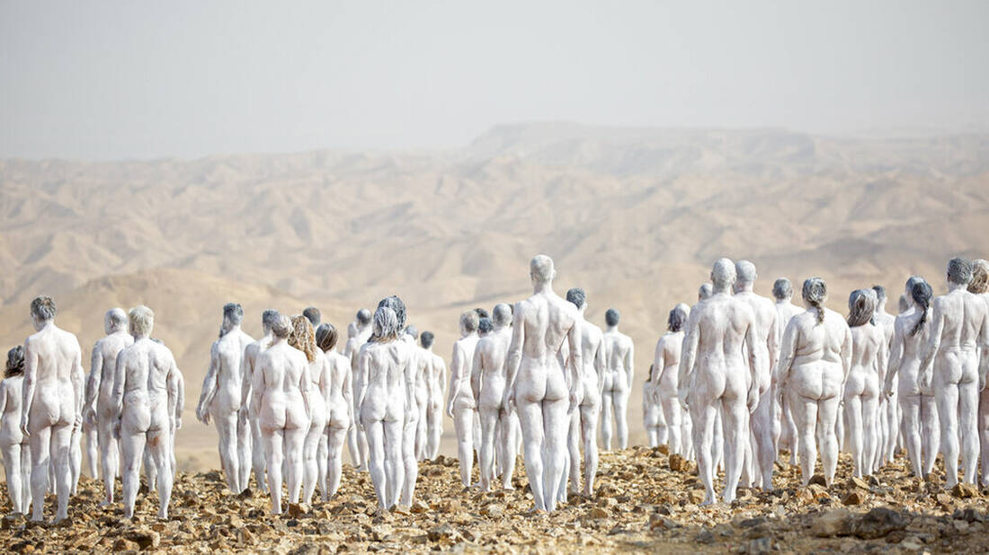200 άνθρωποι ποζάρουν γυμνοί για να σωθεί η Νεκρά Θάλασσα