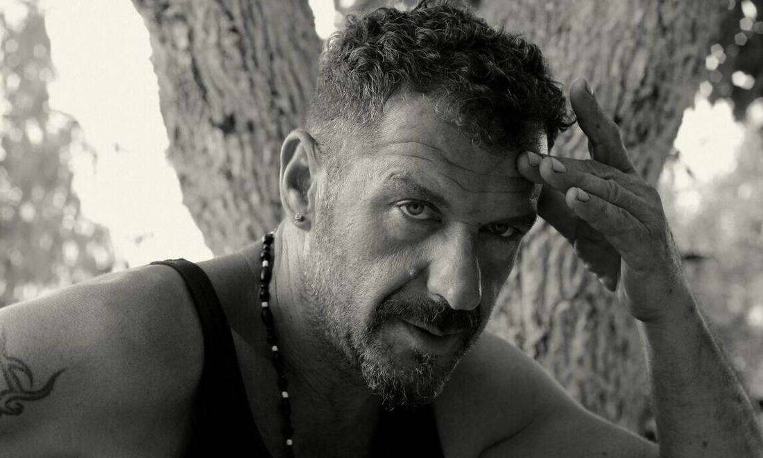 Mike Δεληστάθης: Ο Έλληνας καλλιτέχνης που ανέδειξε την κρυμμένη γοητεία του μετάλλου