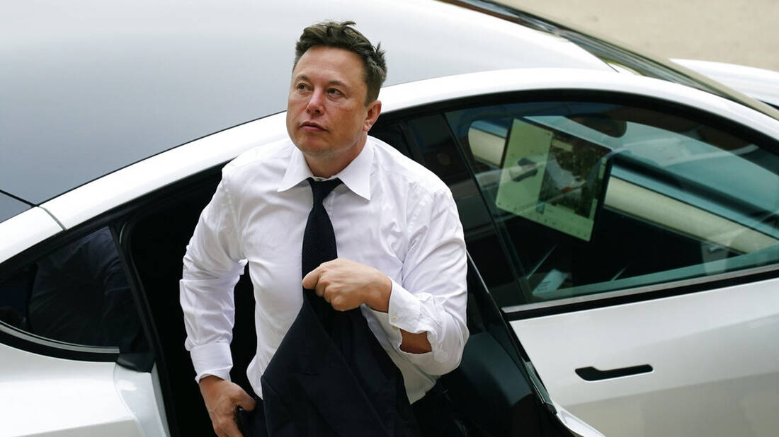 Elon Musk: Ο κόσμος θα κρίνει αν θα πρέπει να πληρώσει φόρους λόγω Tesla
