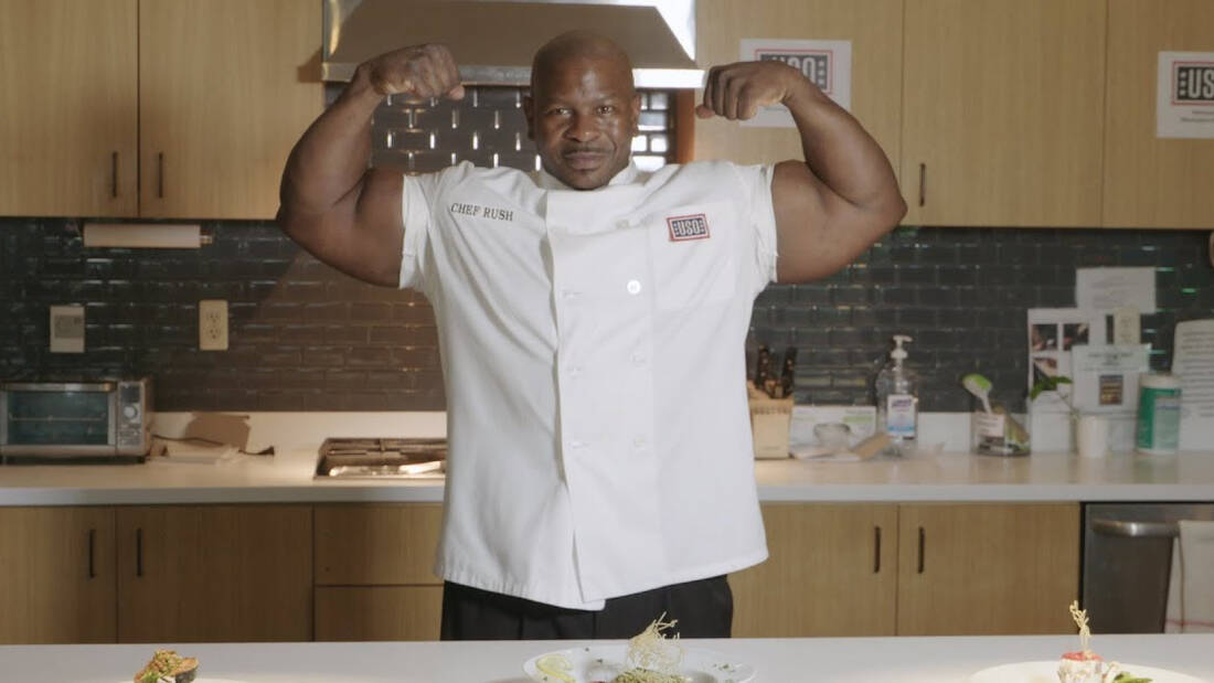 O Andre Rush είναι ο σεφ που κάνει 2.222 pushups καταναλώνει 10.000 θερμίδες