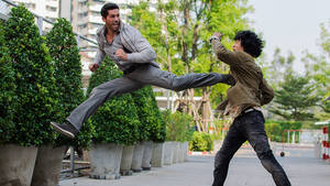 Scott Adkins πώς αντέχεις με τόσο ξύλο που πέφτει στις ταινίες;