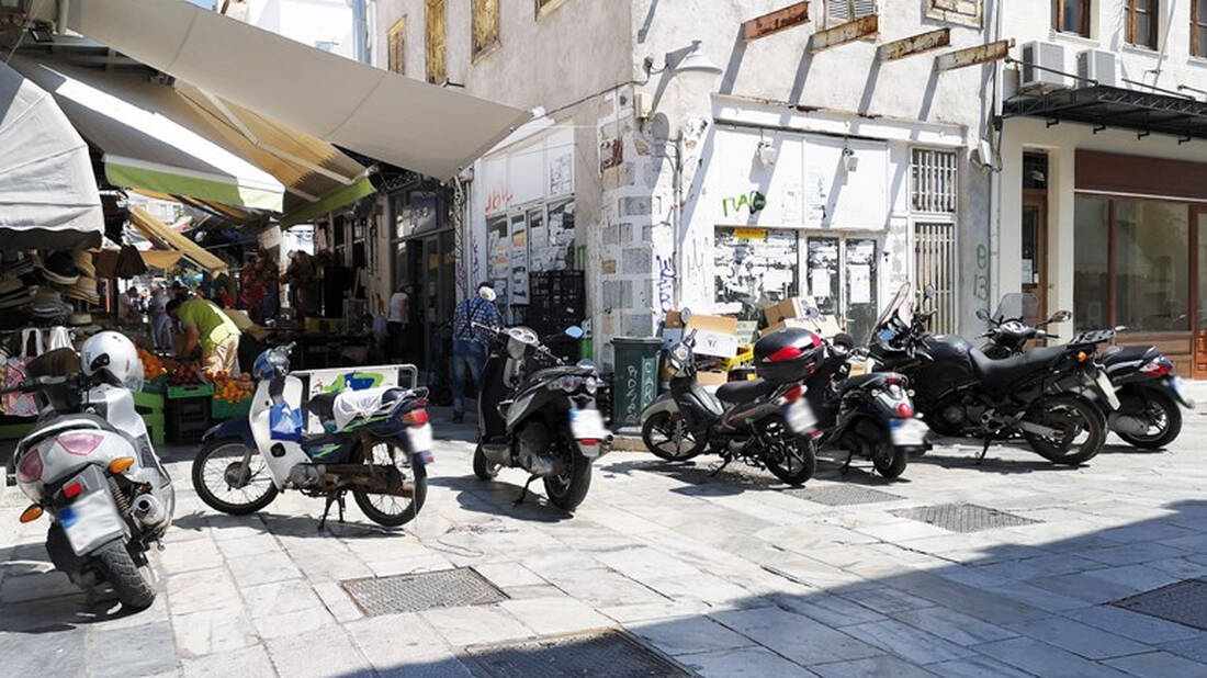 Ούτε καν ο πεζόδρομος δεν έχει αξία για τους Έλληνες οδηγούς