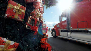 Το χριστουγεννιάτικο φορτηγό της Coca-Cola ήρθε στην Αθήνα και θα σου θυμίσει τα παιδικά σου χρόνια!