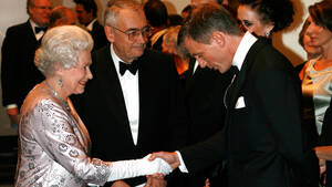 H βασίλισσα Ελισάβετ τίμησε τον Daniel Craig σαν πραγματικό μυστικό πράκτορα