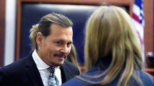 O Johnny Depp απλώς διασκεδάζει στη δίκη με την Amber Heard