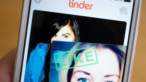 Γίνεται να είσαι online ερωτικά διαθέσιμος αλλά όχι εντελώς creepy;
