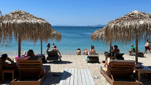 Μύρισε… καλοκαίρι! Τα πρώτα μπάνια για τους Αθηναίους – Πλήθος κόσμου στις παραλίες της Αττικής