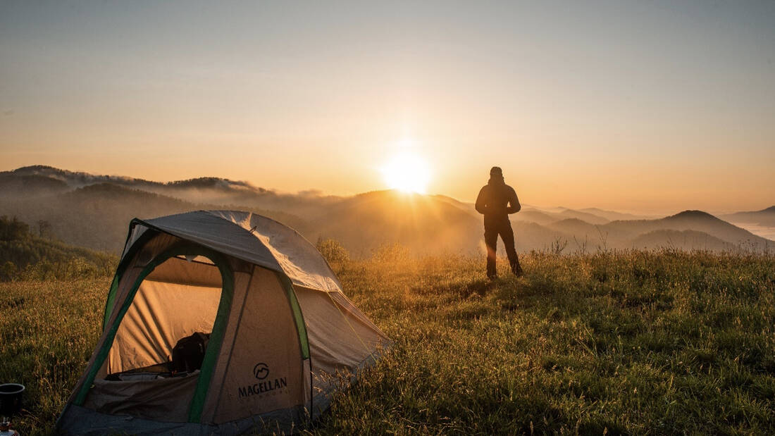 Είσαι τύπος του βουνού ή της θάλασσας; Αυτός είναι ο απαραίτητος εξοπλισμός camping για εσένα!
