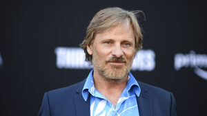 O Viggo Mortensen έβαλε στην πρεμιέρα του Thirteen Lives ένα πουκάμισο 20 ετών