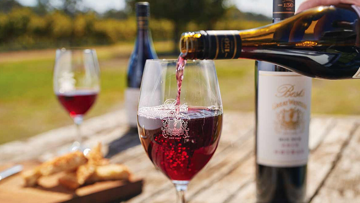 Εσύ ξέρεις να σερβίρεις σωστά ένα ποτήρι κρασί;