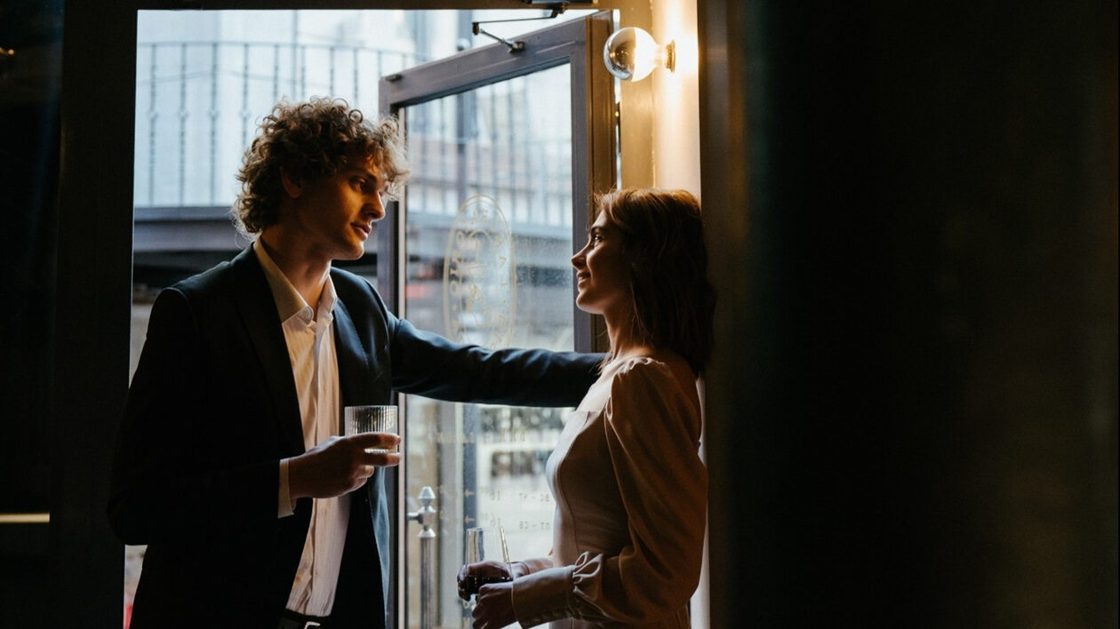 Dating hacks για να δείχνεις άνετος και γοητευτικός σε κάθε ραντεβού σου