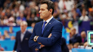 Ο coach Ιτούδης δεν θα πάρει ποτέ τεχνική ποινή για το ντύσιμό του