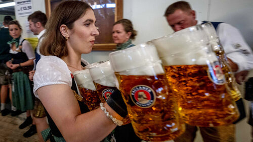 Η Γερμανίδα σερβιτόρα αξίζει τεράστιο τιπ μετά την πυραμίδα από μπίρες