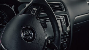 Η VW ομολογεί ότι το παράκανε με τις οθόνες αφής και γυρίζει στους διακόπτες