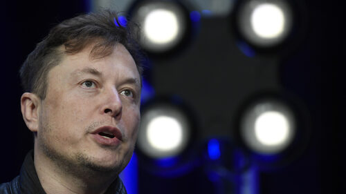 O Elon Musk στηρίζεται πλέον σε hackers για να «σώσει» το Twitter