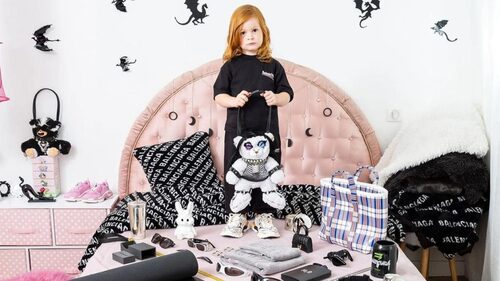 Balenciaga: Γιατί οι celebrities σφυρίζουν αδιάφορα στο τεράστιο σκάνδαλο της παιδοφιλίας;