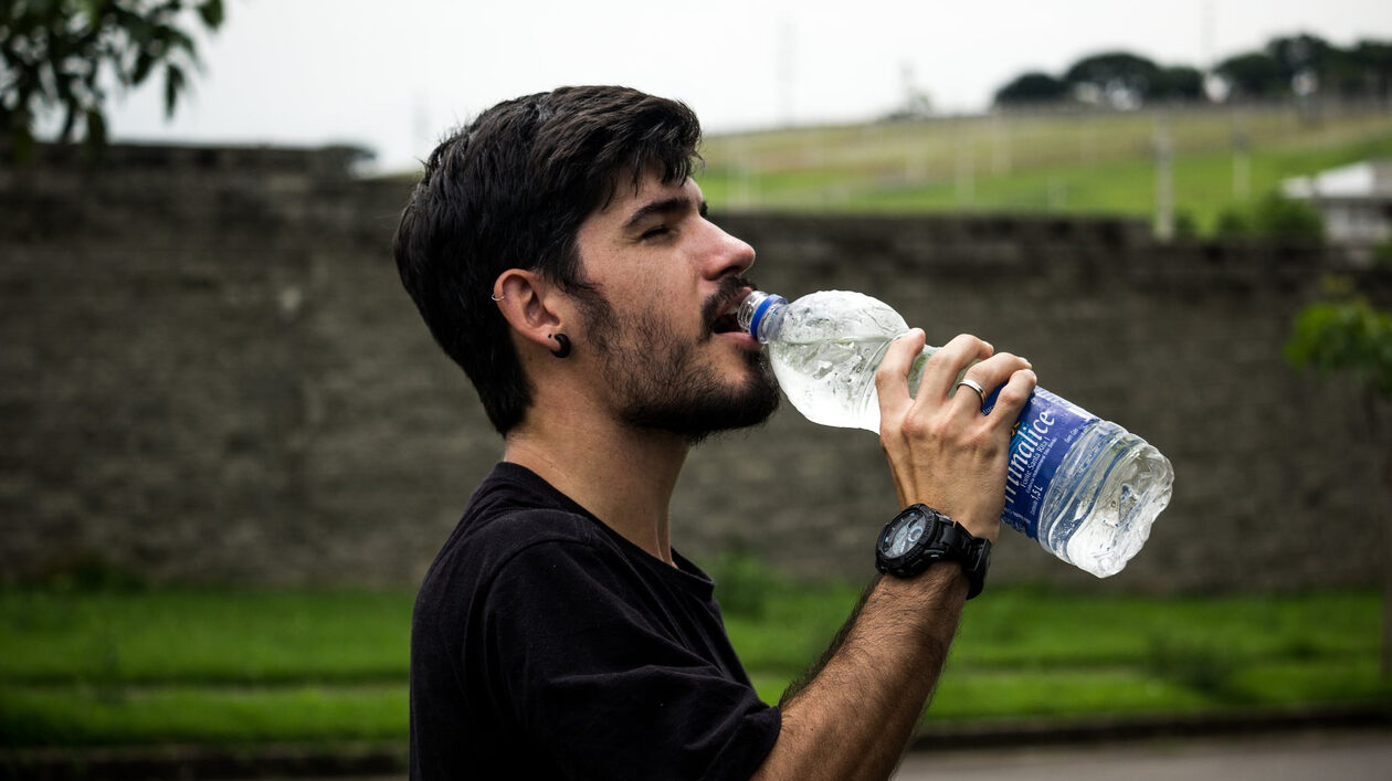 Πώς επηρεάζεται η υγεία των δοντιών μας από το νερό που πίνουμε