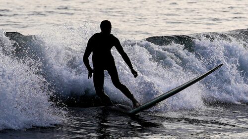 Πώς θα φτιάξεις κορμί surfer χωρίς να κάνεις surfing;